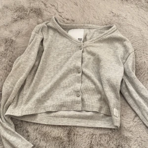 Fin kofta i bra skick  - Cropad kofta från lager 157❤️