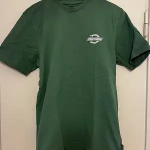 Grön t-shirt från Dickies. Oversized, sparsamt använd. 