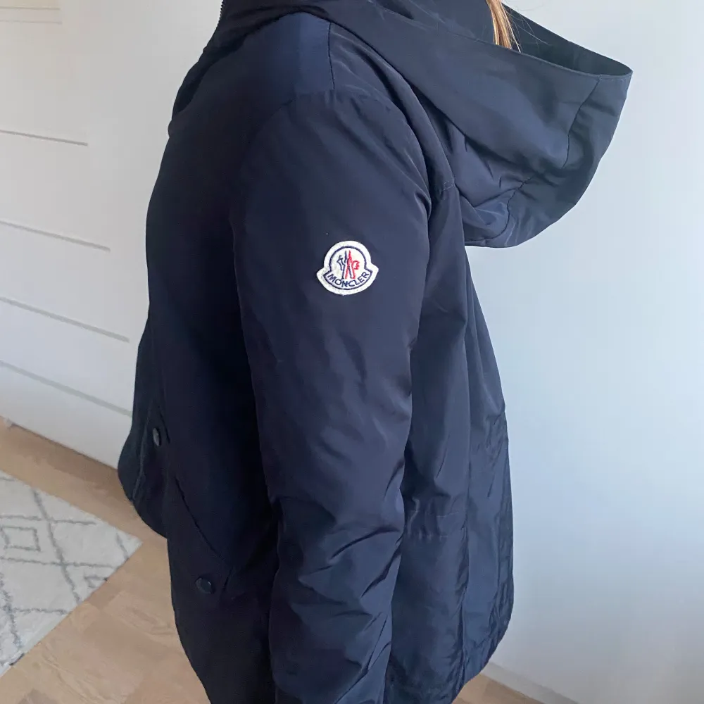 Så fin höst/vår jacka från moncler i jätte bra skick! Nypris ligger runt 5000kr . Jackor.