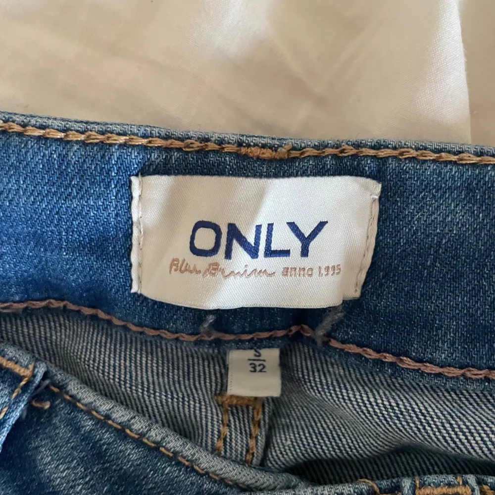 Low waist jeans från only!!! I storlek s/32 men har sytt de mer lågmidjade så de har blivit längre, jag är 165 och de är lite långa💕 jätte fint skick, inga fläckar osv  SKRIV FÖR PRISFÖRSLAG . Jeans & Byxor.