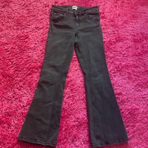 Svarta Jeans ifrån 157 - I fintskick. Har bara används ett fåtal gånger.  Low waist och utsvängda. Orginalpris: 400kr I stolek S och är korta