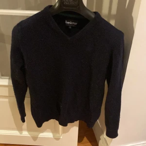 Barbour tröja - Ull tröja från Barbour! Kids size L, vuxen Xs. Riktigt fint skick och tvättas såklart innan frakt. Hör av dig vid frågor🤝