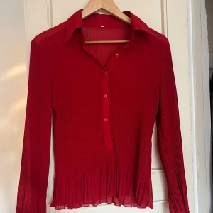 Röd blus - Röd blus som sitter väldigt fint