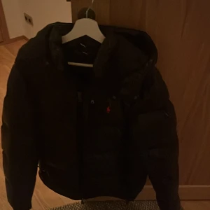 Ralph Lauren Puffer  - Försöker byta min jacka mot en annan jacka i storlek XS. Jackan är använd ca 5 gånger och den är köpt i butik. Den har inga hål eller liknande. Om du bor i Stockholm och vill byta så kan du skriva🙌