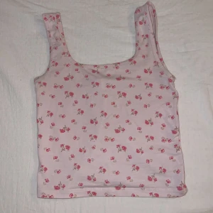 Rosa topp! - Jag säljer en rosa blommig topp från Cotton on. Den är i storlek XXS och är i bra skick. Den är jätte söt till sommaren eller att ha med en kofta!💗