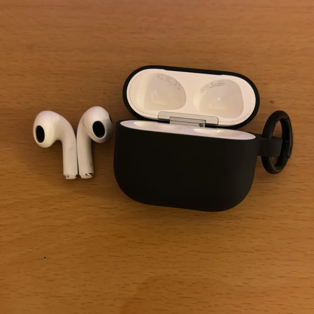 AirPods generation 3 i mycket bra skick. Inköpta i september och endast använda enstaka gånger då jag nu har köpt in de nya AirPodsen. Laddare och skal ingår. Övrigt.