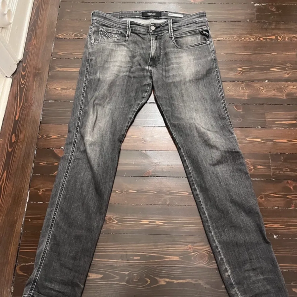 Tja säljer nu dessa Replay anbass i sjukt najs färg🤩✨ Jeansen är sparsamt använda och sjukt feta.   Moddelen är Replay anbsss och dom är i storlek 32/33  Hör av dig om frågor . Jeans & Byxor.