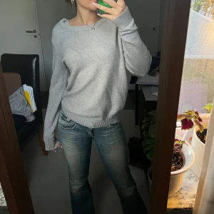 Grå stickad  - Grå stickad tröja i fint skick från vila. Den är i storlek s. 