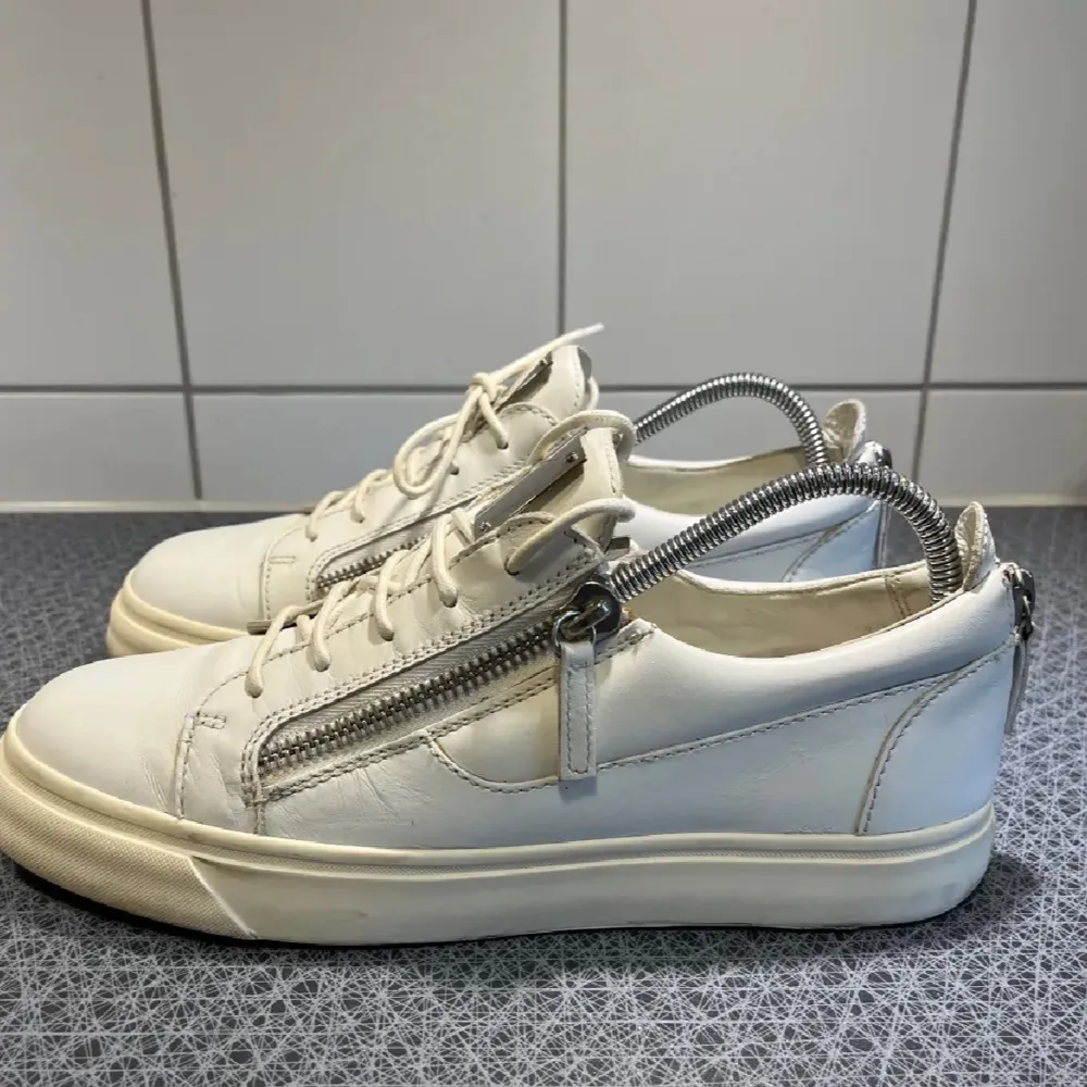 Tja säljer nu ett par giuseppe zanotti i fint sick dom är i skorlek 42 och är perfekt till vintern och hösten eftersom att dom är väldigt tåliga och gjorda av bra material så om du har några frågor eller funderingar är de bara att skriva😃. Skor.