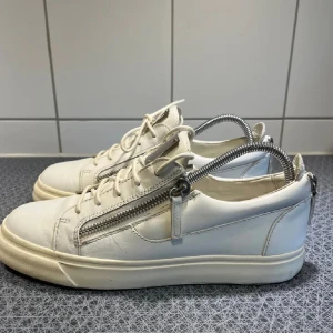 giuseppe zanotti skor - Tja säljer nu ett par giuseppe zanotti i fint sick dom är i skorlek 42 och är perfekt till vintern och hösten eftersom att dom är väldigt tåliga och gjorda av bra material så om du har några frågor eller funderingar är de bara att skriva😃
