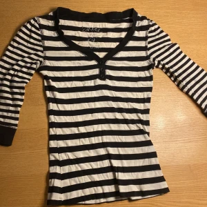 Randig tröja - Jätte snygg randig tröja i bra skick! Storlek S, men passar XS också.