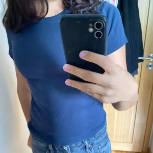 T-shirt  - Vanlig marinblå t-shirt. Lite tjockare i tyget. 