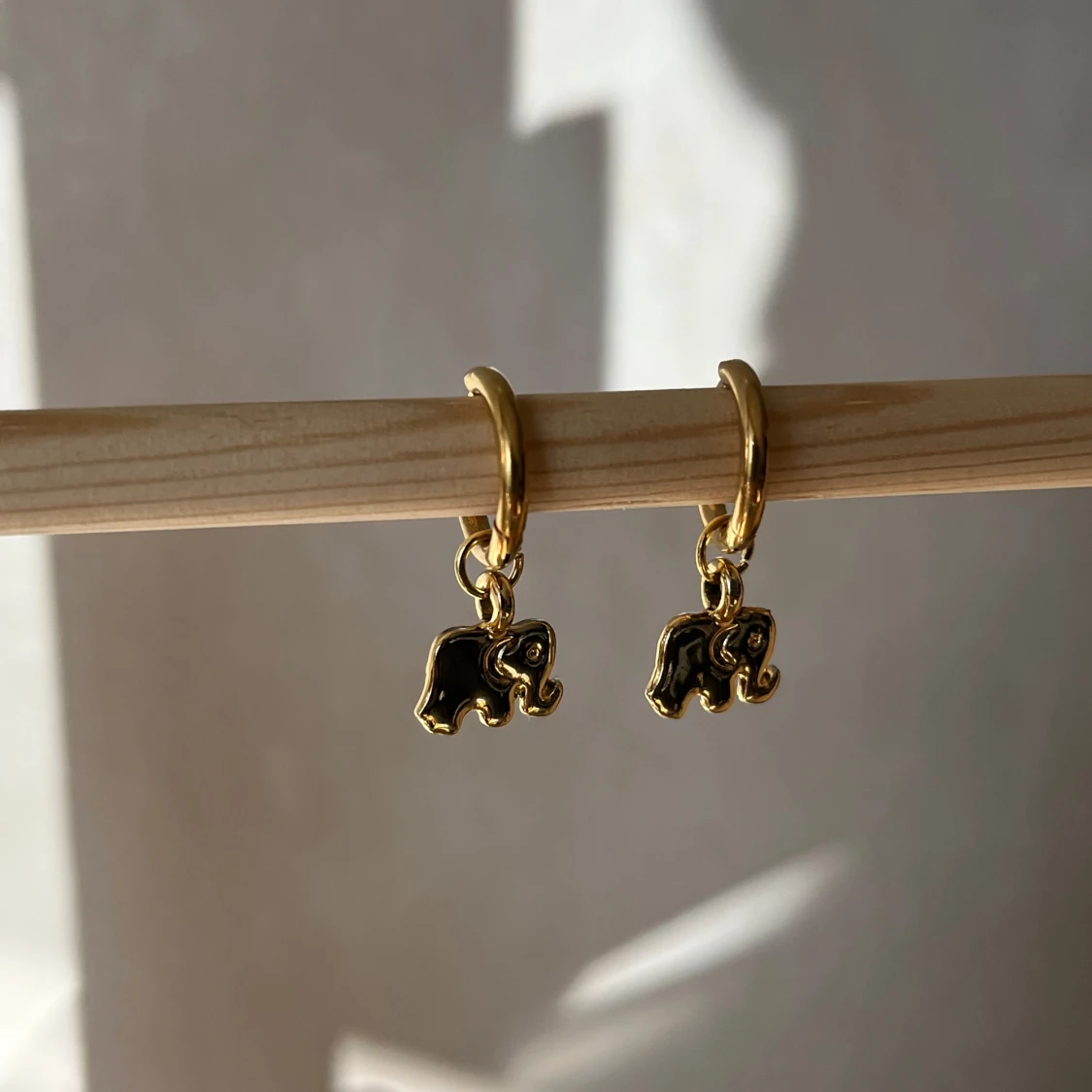 Guldörhängen med elefantberlocker - 90