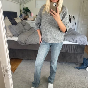 Blåa jeans - Blå högmidjade straight jeans