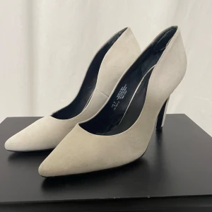 Klackskor  - Fina klackskor från hm. Storlek 38. Bra skick men lite sträck pga användning (se sista bilderna). 