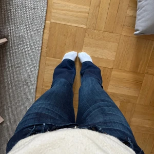 Lågmidjade bootcut jeans - Lågmidjade bootcut jeans från Salsa som tyvärr är för små för mig. Dom formar kroppen jätte fint!! Storlek 26, Längd 34. Nypris är 1200kr!! Använda FÅTAL gånger💕💕