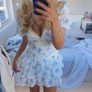 Blommig klänning - Blommig klänning köpt på vinted, säljer då den inte kommer till användning!! Strl M men stor i storleken 💐