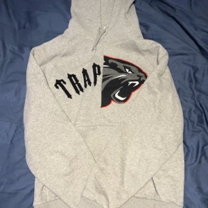 Trapstar Hoodie - Säljer nu min trapstar hoodie, eftersom jag aldrig använder den! Den är använd kanske 5 gånger, den är i nyskick😁 Söker 400 för den pris kan diskuteras. Hör av dig ifall du är intresserad 