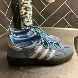 Adidas spezial  - Ljusblå/babyblå adidas spezial med gulddetaljer och brun sula i storlek 39 1/3. Endast använda 2-3 ggr. Kommer ej till användning. 