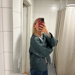 Jacka ginatricot  - Superfin grön jacka från ginatricot! Helt ny med prislapp kvar! Strl S! Nypris: 600kr