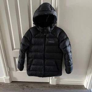 Peak Performance jacka - Svart puffer-jacka, använd under en vinter men i fint skick utöver ett litet tejpat hål vid botten av ryggen (inget som man tänker på eller som syns särskilt) nypris 4199:-