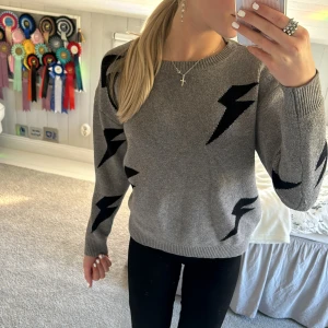 Stickad tröja  - Säljer nu min superfina stickade tröja med blixtar⚡️🖤Mycket bra skick då den är sparsamt använd😍