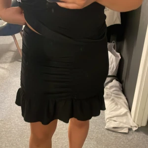 Svart kjol - Svart kjol från Gina, strl M. Använd 1 gång. 