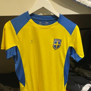 Sverige tröja - Storlek, 170 funkar som XS  Tröjan är ny, den har inte använts  