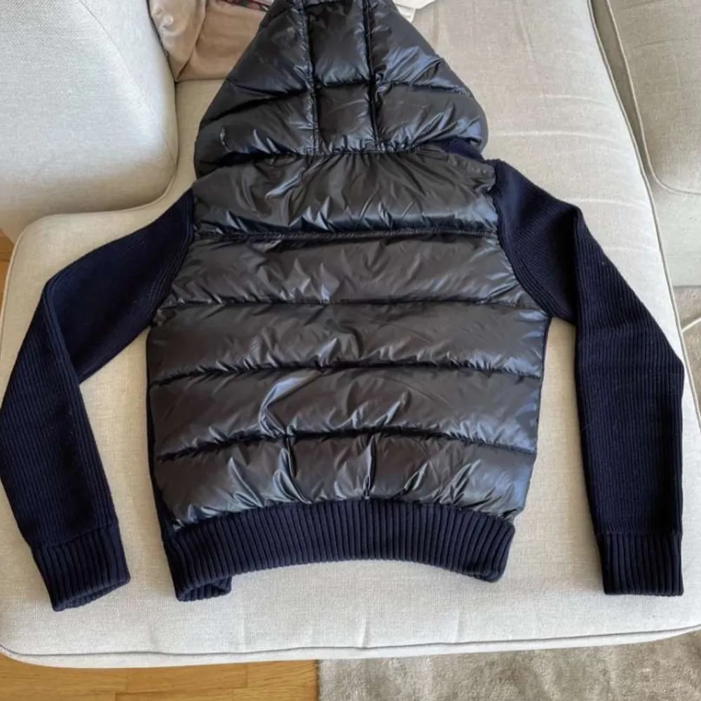 Säljer nu denna riktigt feta Moncler cardigan som är 10/10 utan några defekter. Denna modell finns inte o köpa längre och är Storlek M, säljer denna för 4499. Skriv gärna vid funderingar eller annat!!. Jackor.