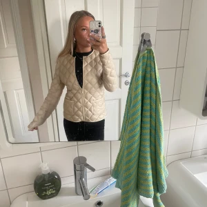 Uniqlo jacka - Säljer denna då den itne kommer till användning, den är i bra skick med några få fläckar som inte är så tydliga!🥰