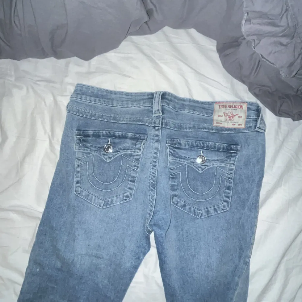 Jättefina true religion jeans! Jag själv tycker att dom är så så fina hade väldigt gärna velat behålla dom men dom är för lågmidjade på mig så de blir att dom it kmr t användning tyvärr❤️ men ja hoppas på att dom kmr t användning för nån annan . Jeans & Byxor.