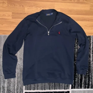 Polo ralph lauren half zip - Använts få gånger och är i nästam ny tillstand, OBS Tröjan är köpt från panda siden om ni förstår.
