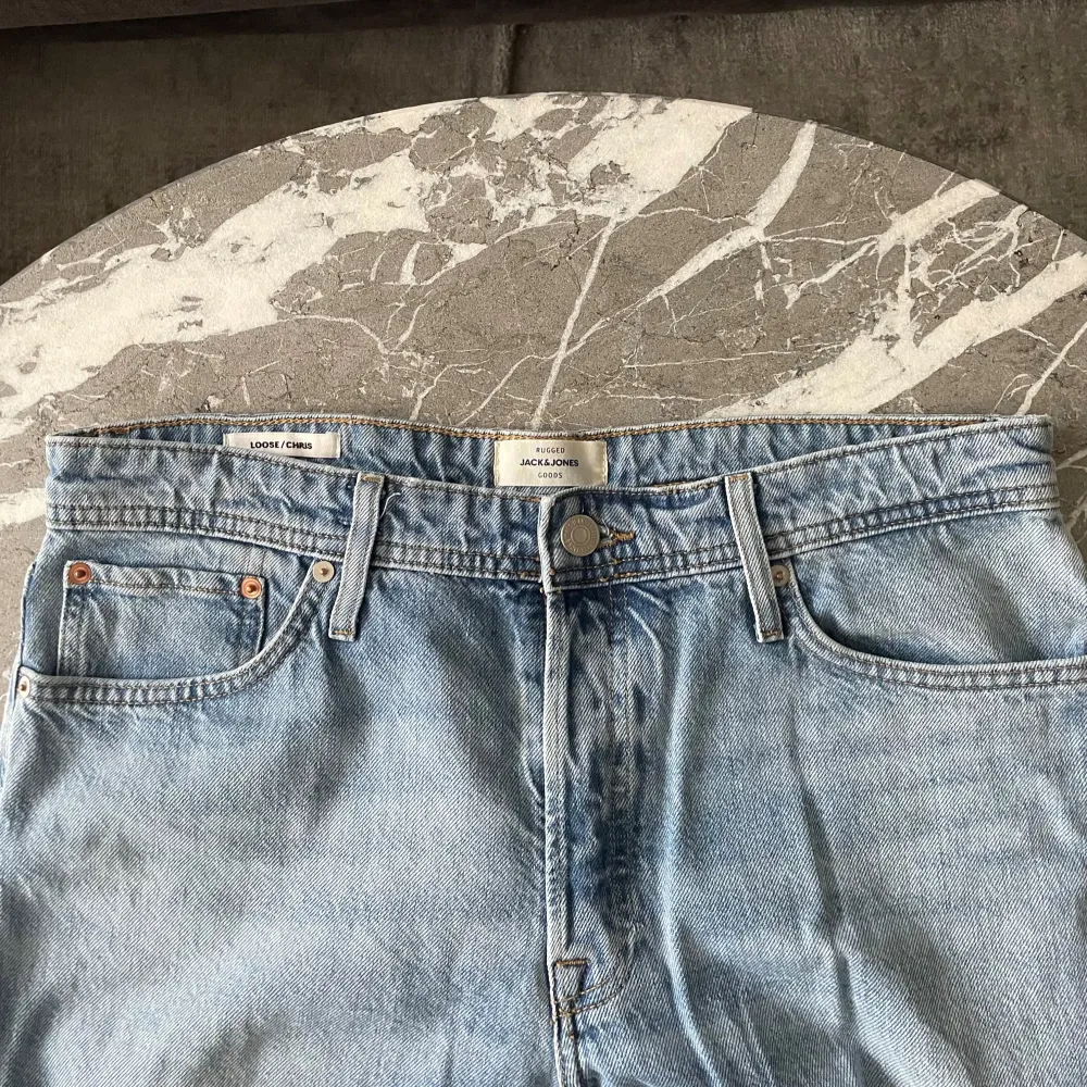 Två olika Jack & Jones jeans i olika färger och storlekar. Svarta W29 L32. Blåa W33 L34. Båda är använda men fortfarande i bra skick. För alla båda kostar det 135 kr och styck pris kostar 70 kr. Vid några frågor är det bara att höra av dig.. Jeans & Byxor.