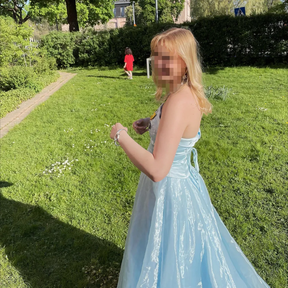 Perfekta prinsessklänningen i ljusblå! Passar till studentbal, gasquer eller liknande fester. Har aldrig fått så många komplimanger som då jag hade den förra vårbalen i Uppsala. 💙. Klänningar.