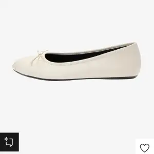 Säljer dessa ballerina skor för 250kr, de är köpta från bershka via zalando och är nu slutsålda, de är storlek 36 och helt oanvända, pris kan diskuteras❤️ Kan skicka fler bilder!