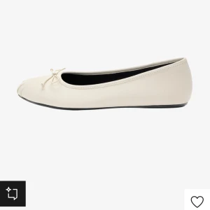 Ballerinaskor - Säljer dessa ballerina skor för 250kr, de är köpta från bershka via zalando och är nu slutsålda, de är storlek 36 och helt oanvända, pris kan diskuteras❤️ Kan skicka fler bilder!