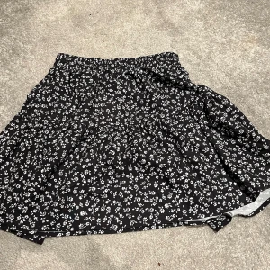 kjol - aldrig använd  storlek: S pris:20kr