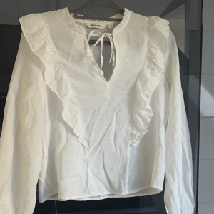 Vit blus - Superfin vit blus från kappahl i storlek xs. Lite genomskinlig men fungerar bra utan linne under med. Användt kanske 5 gånger men inte kommit till användning tyvärr då jag har en linkande. Köpt för 599kr säljer för 400kr, kan gå ner 💕
