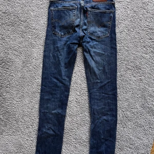 Blå Levis byxor - Fint skick, aldrig använda, säljer dessa för 250 och de är skinny, tveka inte att kontakta vid intresse😁