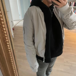 Bomber jacka - Snygg bomberjacka i storlek M men passar mig som har S! Lite missfärgad på ett enstaka ställe men annars jätte bra skick! 250kr plus frakt! 🩶