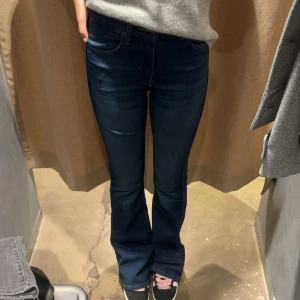 Mörkblå jeans från Lee - Säljer ett par snygga mörkblå jeans från Lee. De är stretchiga och bootcut. Skulle säga att de är mid waist. Jag är 173 för referens.