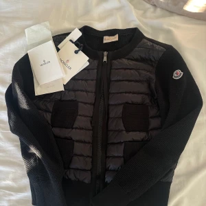 PADDED WOOL ZIP-UP CARDIGAN - Moncler jacka storlek xs 