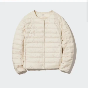 Uniqlo jacka  - Säljer min uniqlo jacka då den inte kommer till användning. Har använts ca 3 gånger så den är i fint skick💞 slutsåld på hemsidan. Pris kan diskuteras💞 köparen står för frakten