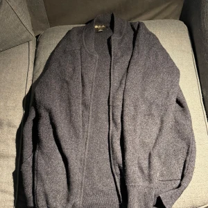 Loro piana zip tröja kashmir - Jag säljer min loro piana zip tröja i 100% Kashmir eftersom den inte passar mig längre. Den är extremt mörk blå och ser därför nästan svart ut. Den är i storlek L men är mer som M. Skriv gärna om ni har frågor eller prisförslag 