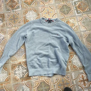 Tommy hilfiger tröja - Väldigt bra skick, köpt för 1200. Köp 2 plagg från mig och få 10% rabatt