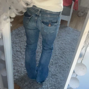 Lågmidjade jeans - Skitsnygga byxor med knapp fickor🤩 Har används väl. Är lite sönder på nedre delen av benen, se sista bilden. 