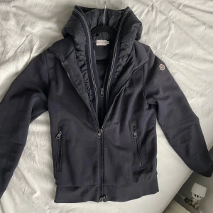 Moncler maglia cardigan - Tja! Säljer nu min feta moncler maglia i M men sitter mer mot S. Bra skick fast kan förekomma tecken på användning. Hör av er vid minsta fundering!