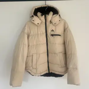 Beige pufferjacket köpt på Urban Oufiters (let’s frans…) i strl S, liten fläck över högra bröstet