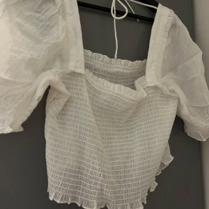 Vit puffärmad topp  - Jättegullig Puffärmad vit topp. Väldigt sparsamt använd. Säljer pga att den är för stor för mig💗