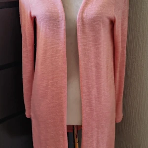 Rosa kofta - Finns liten reva baktill, se bild, passar Stl M